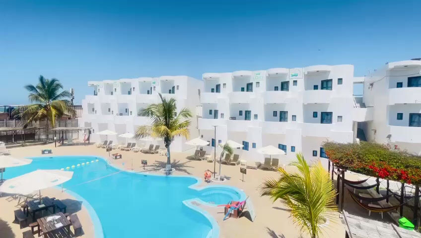 Piscina y habitaciones de Loki Hotel Máncora