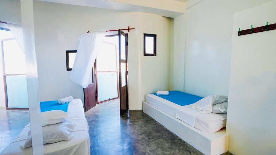 Habitación matrimonial con balcón y vista al mar